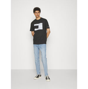 Tommy Jeans pánské černé triko SPRAY FLAG  - XL (BDS)